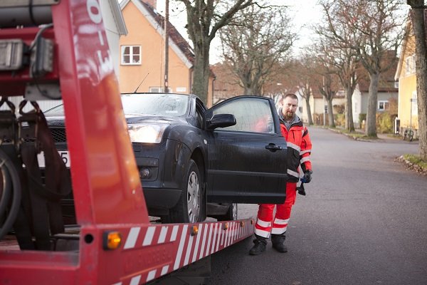Breakdown Recovery of car with mechanic